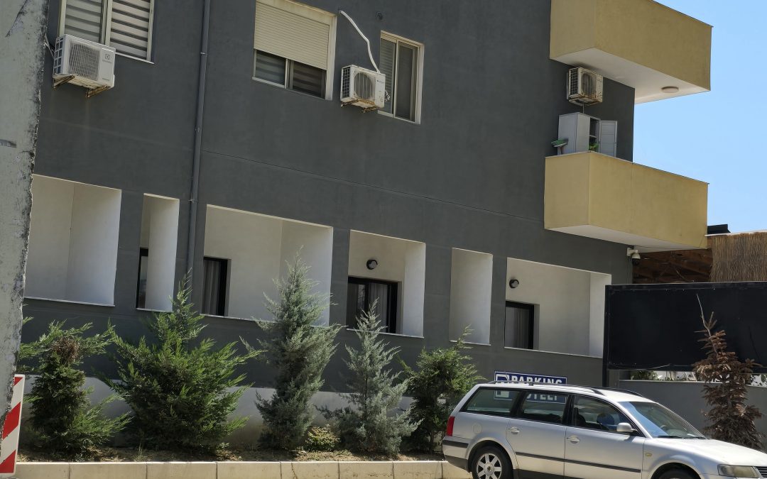 Bllokim I hapësirave publike të pallatit për parkim